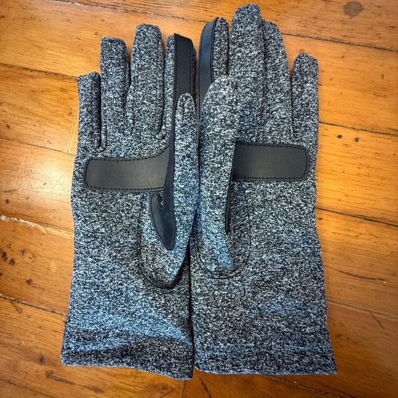 isotoner Women's Spandex Cold Weather Stretch Gloves With Warm Fleece Lining - Picture 3 of 3